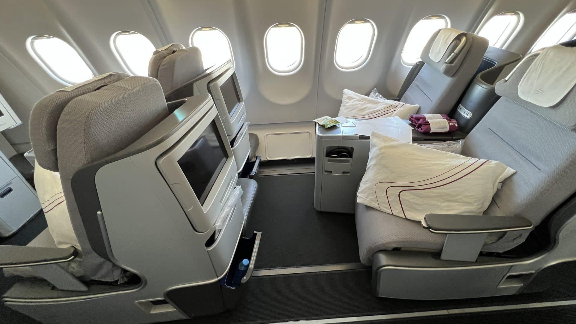 Zwei nebeneinanderliegende Business-Class-Sitze für Mitreisende