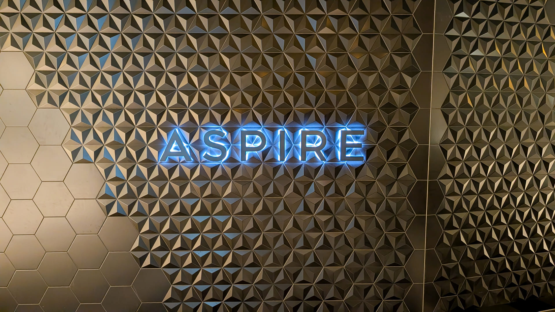 Der Aspire Schriftzug im Eingangsbereich der Aspire Lounge 41 am Flughafen Schiphol in Amsterdam