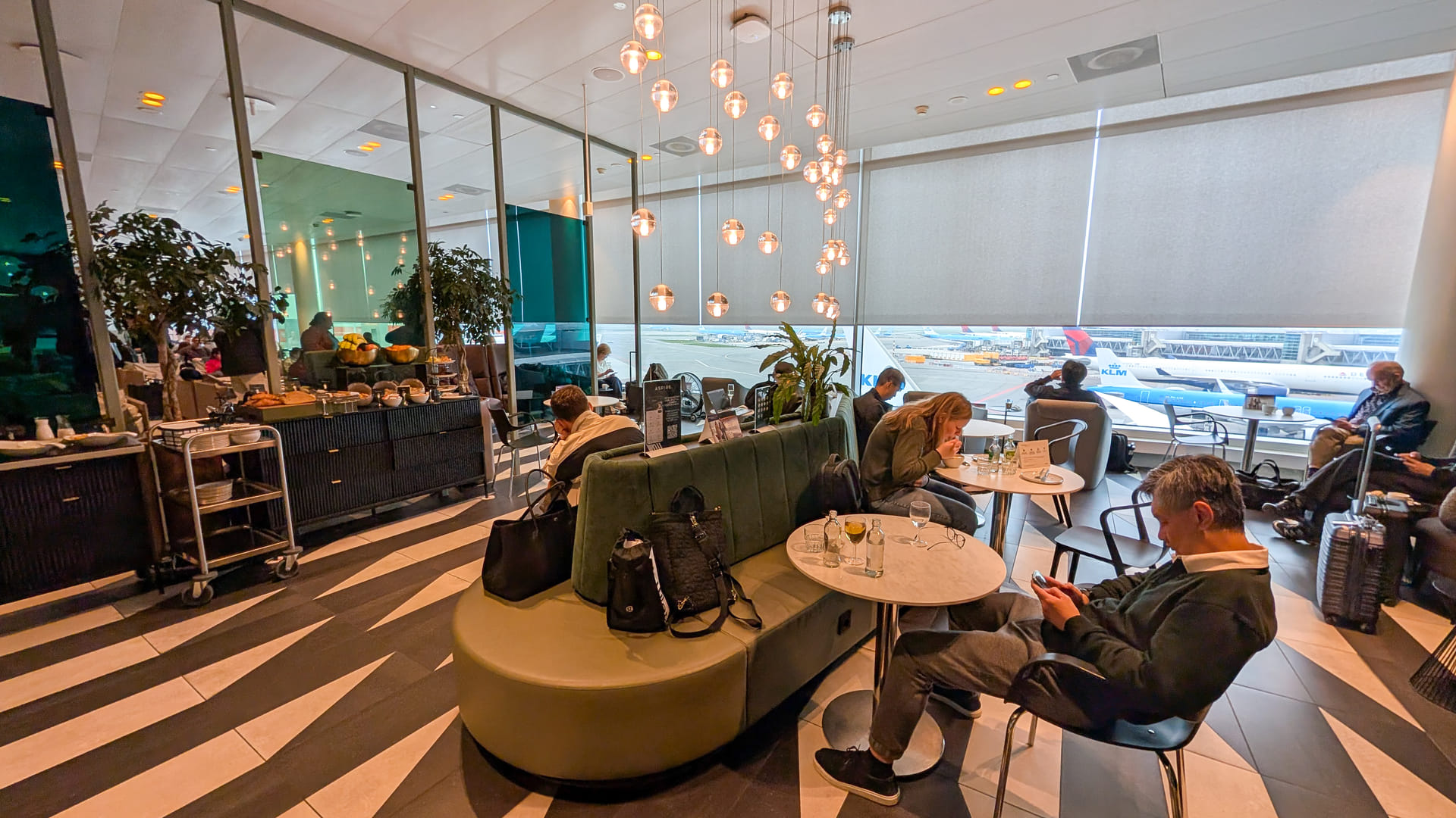 Separater Sitzbereich für Business Class Gäste in der Aspire Lounge 41 Amsterdam.