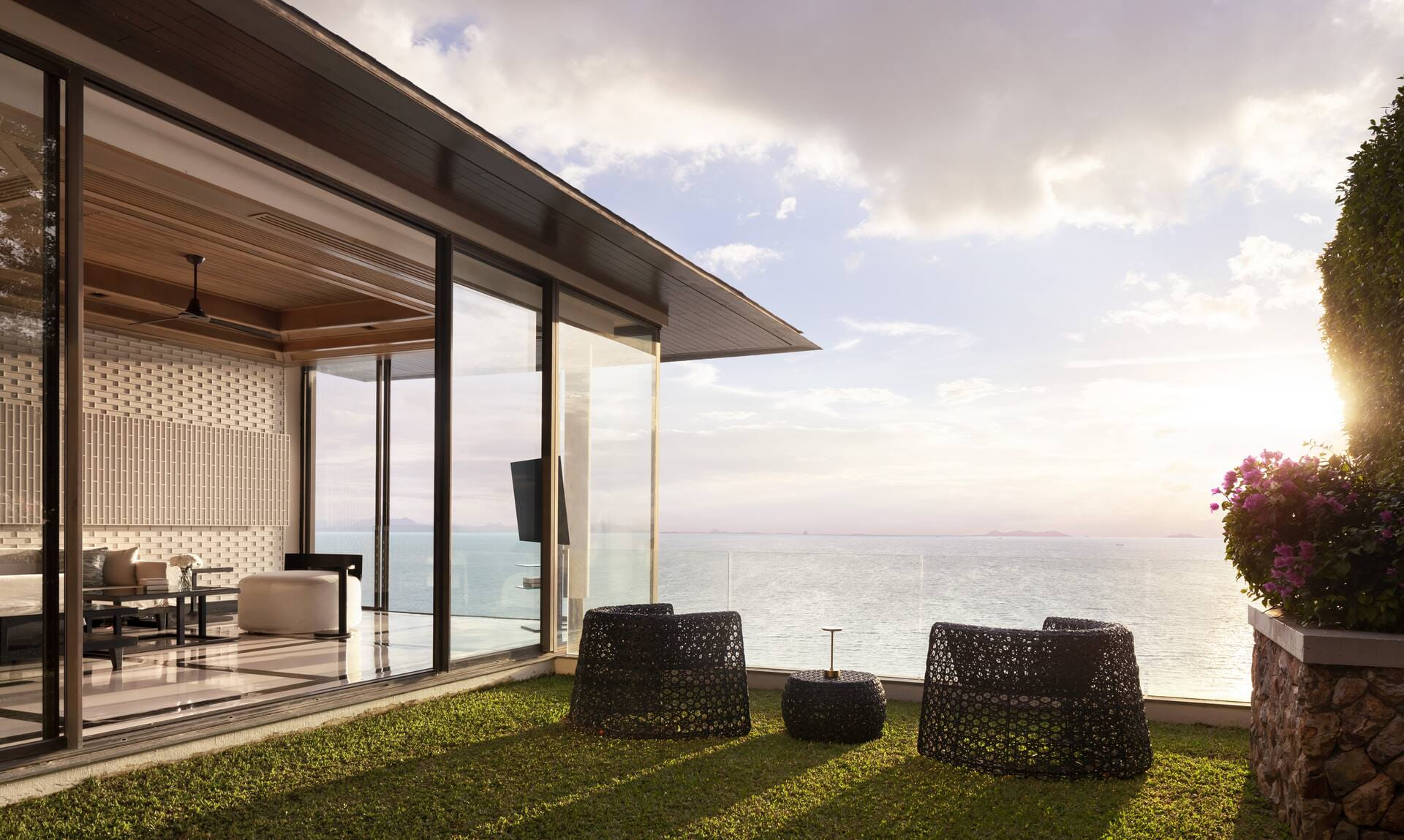 Luxuriöse Villa mit Blick auf das Meer bei Sonnenuntergang im Conrad Koh Samui