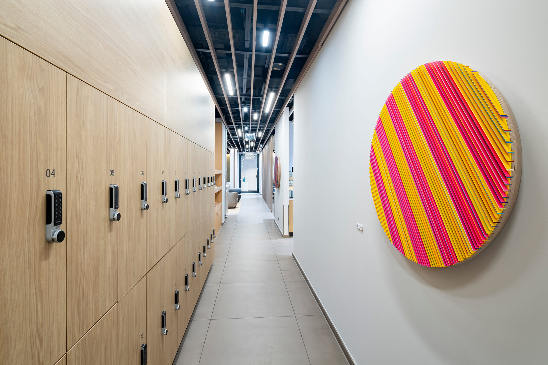 Sichere Schließfächer für Handgepäck in der DUS Rhein Lounge am Flughafen Düsseldorf für entspanntes Warten ohne Koffer.