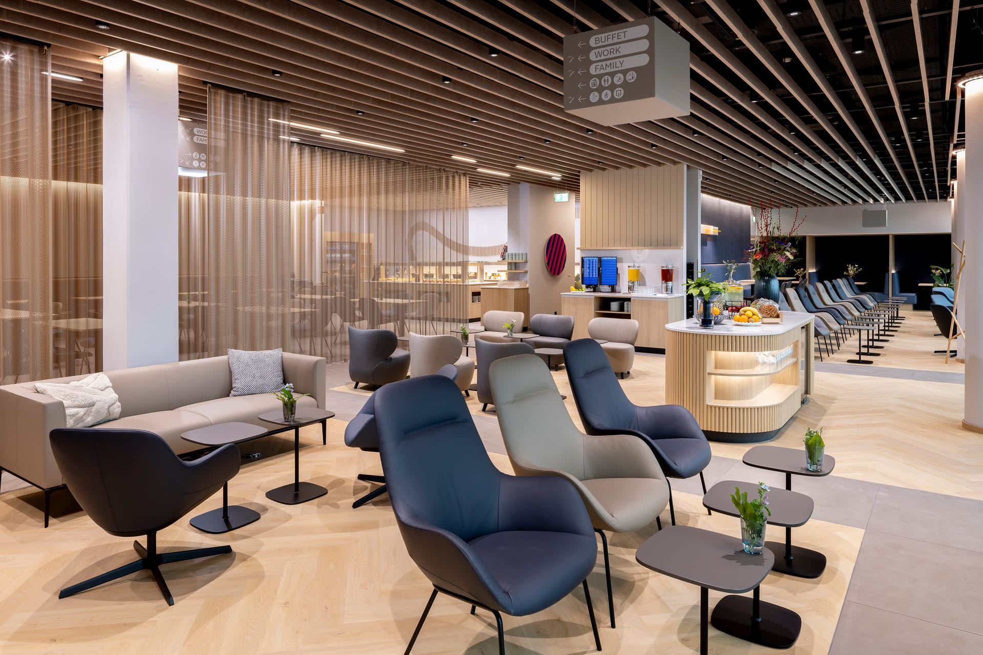 Modernes Interieur der DUS Rhein Lounge am Flughafen Düsseldorf mit komfortablen Sitzbereichen und Blick auf das Rollfeld für Business- und Privatreisende.