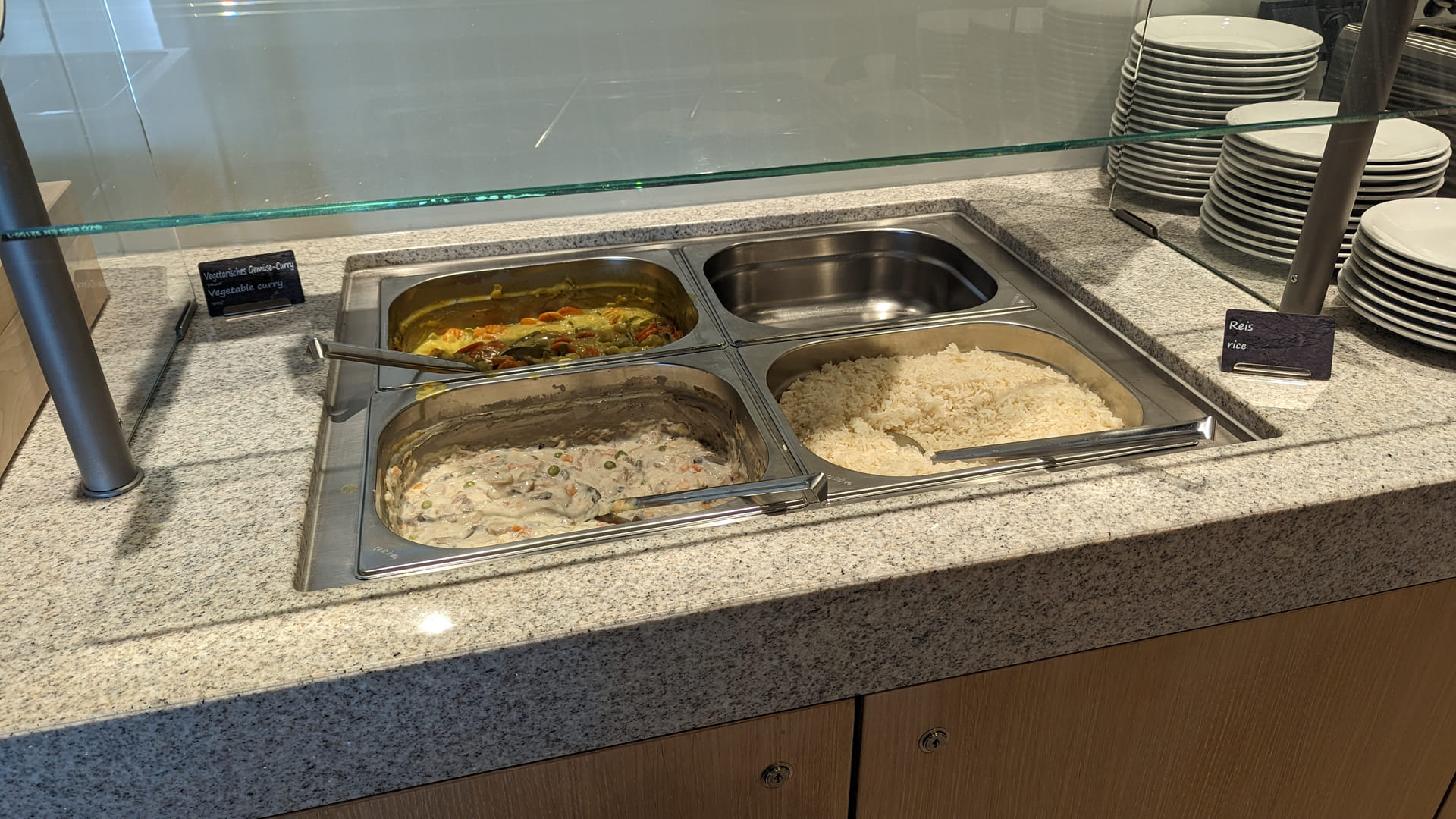 Buffet-Auswahl in der Hugo Junkers Lounge: Warme Speisen