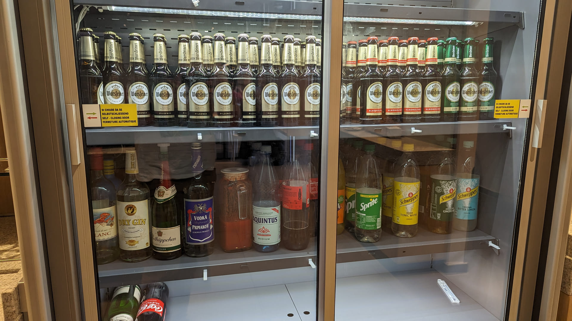 Getränkestation mit Softdrinks, Bier, Wein und Sekt zur Selbstbedienung.