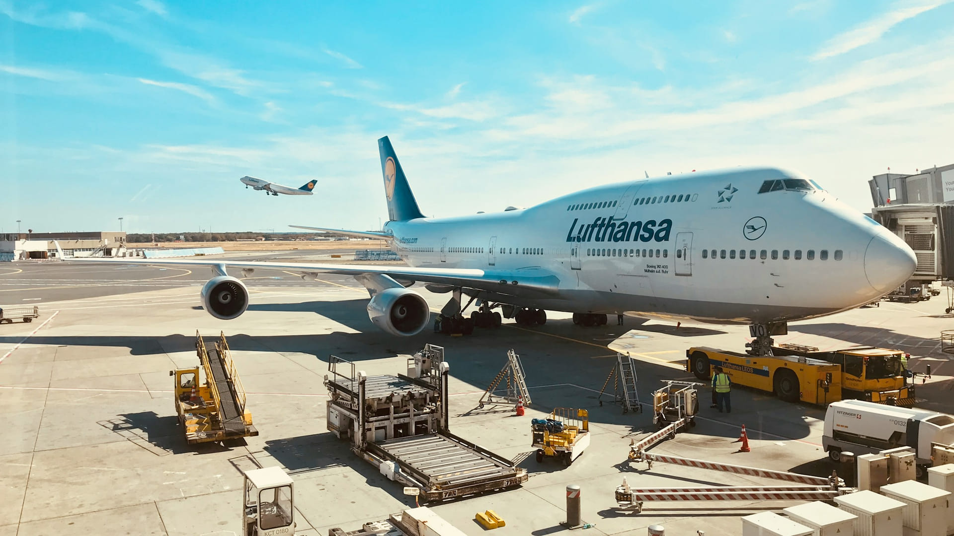 Lufthansa Boeing 747-400 am Gate in Frankfurt während der Abfertigung, dahinter startende zweite 747