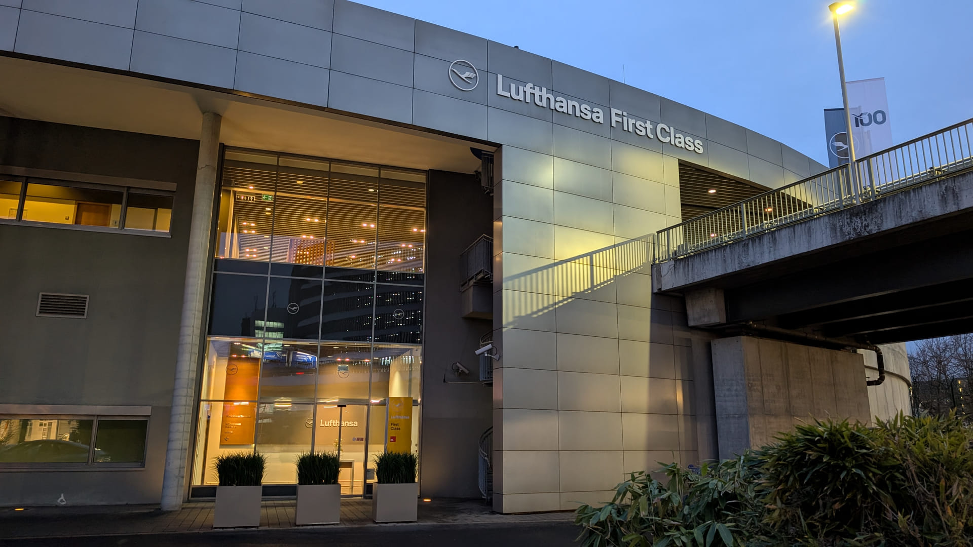 Lufthansa First Class Terminal Frankfurt Eingang Exklusiv