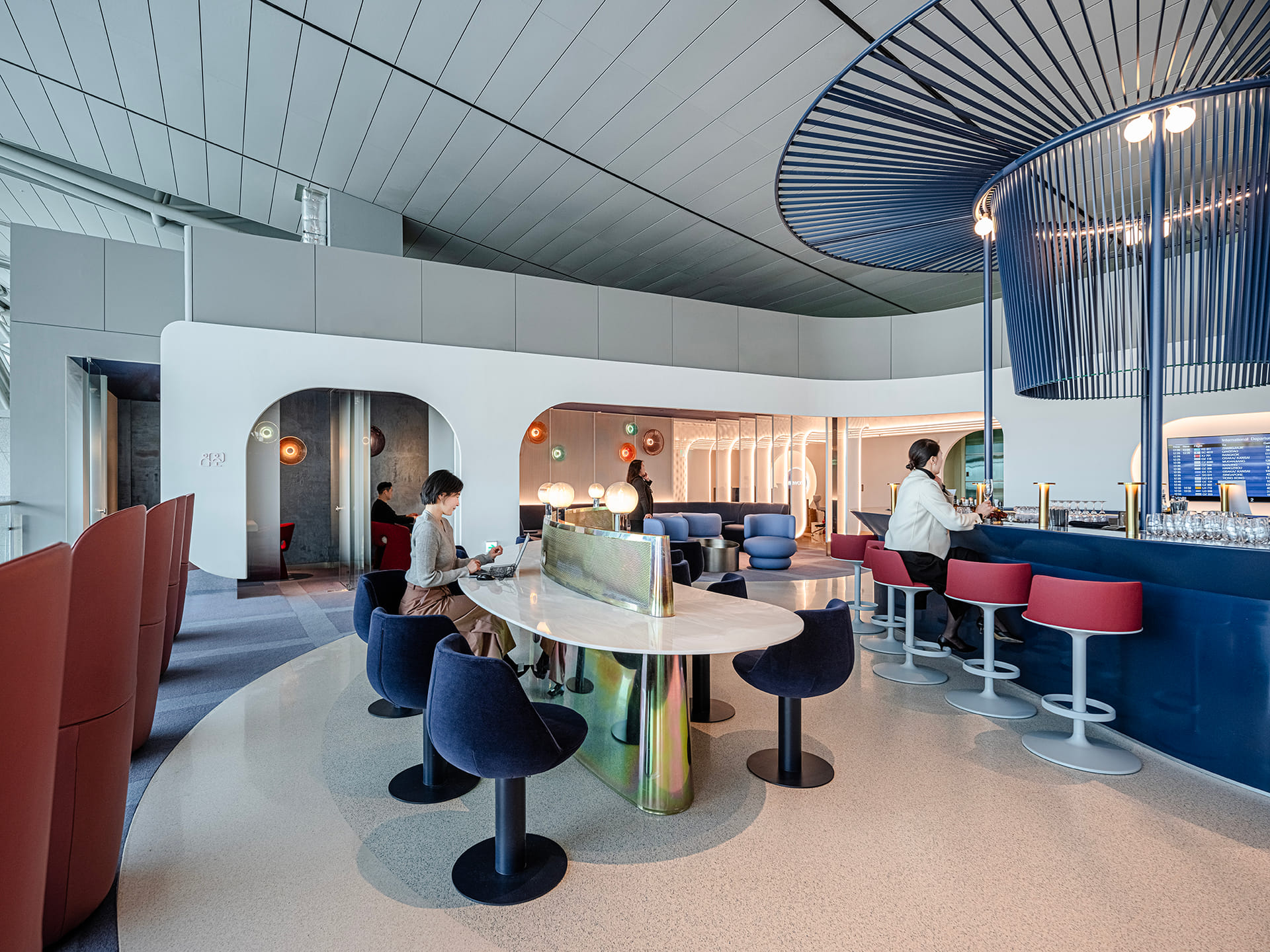 Geschäftsreisendee nutzen den Lounge-Zugang zur Arbeit vor dem Flug.