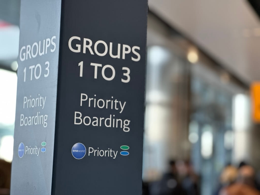Oneworld Sapphire Priority Boarding Schild am Flughafen.
