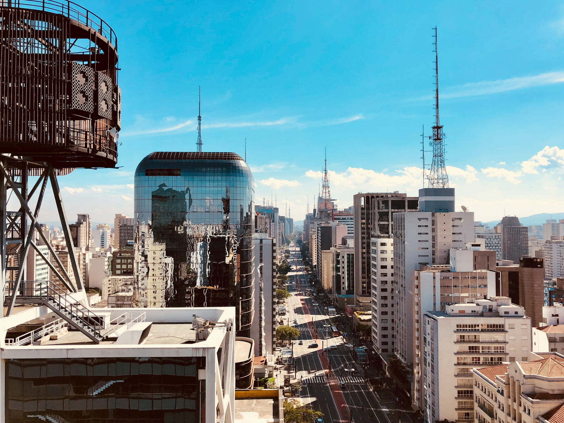 Blick über die Avenida Paulista in Sao Paulo mit Hochhäusern und Sendemasten bei blauem Himmel