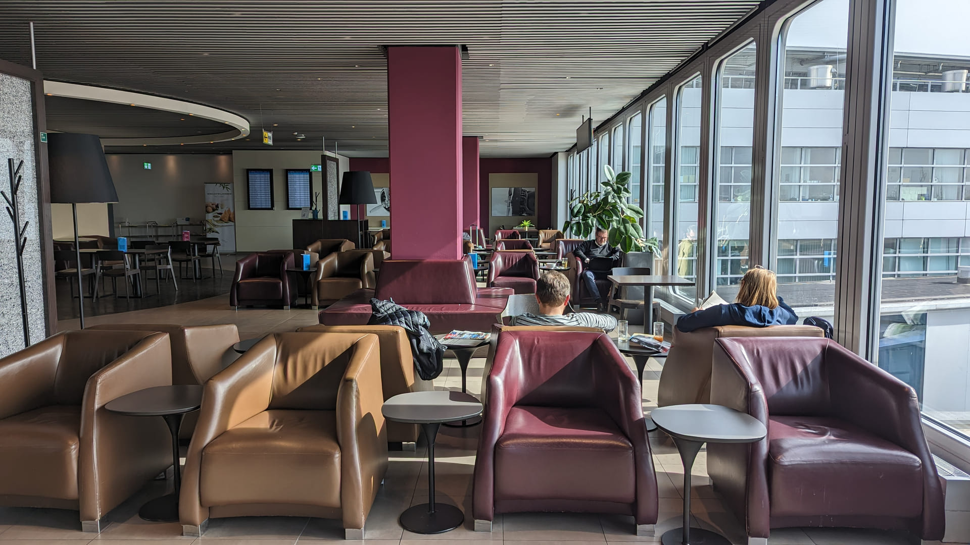 Helle Sitzgelegenheiten und bodentiefe Fenster in der Hugo Junkers Lounge (Terminal B).