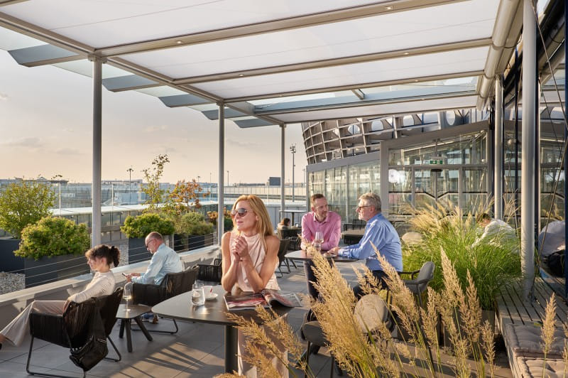 Außenbereich der Vienna Lounge am Flughafen Wien